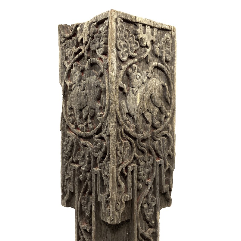 Poutre ancienne de maison balinaise sculptée en bois