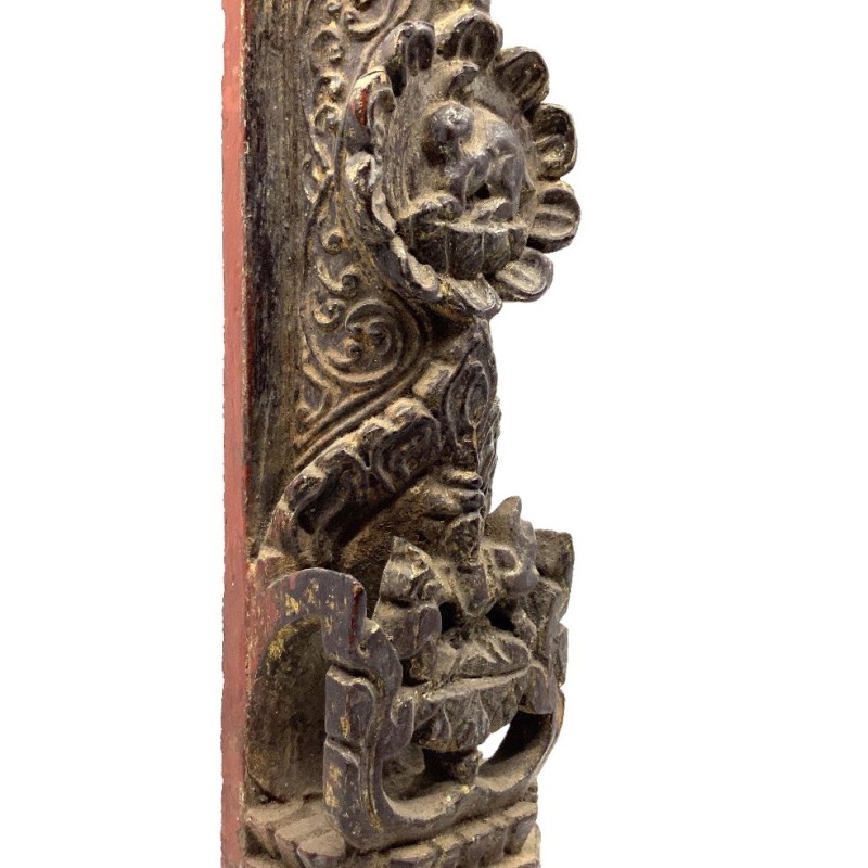 Poutre ancienne d'autel de maison balinaise sculptée finement dans du bois