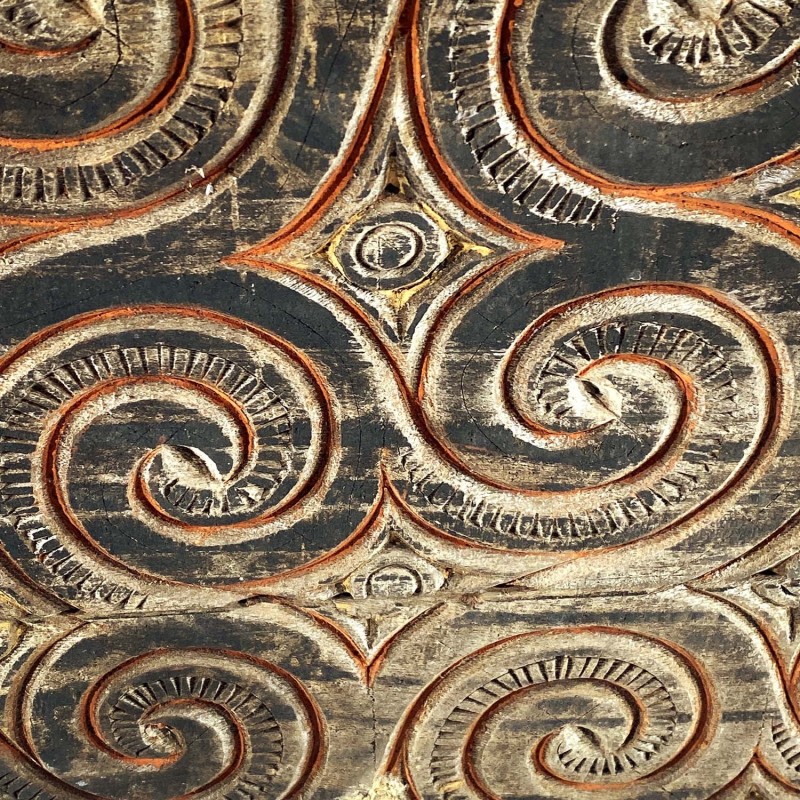 Panneau ancien en bois sculpté, partie avant d'une maison Tongkonan, peuple Toraja