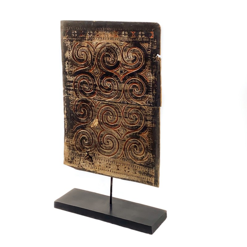 Panneau ancien en bois sculpté, partie avant d'une maison Tongkonan, peuple Toraja