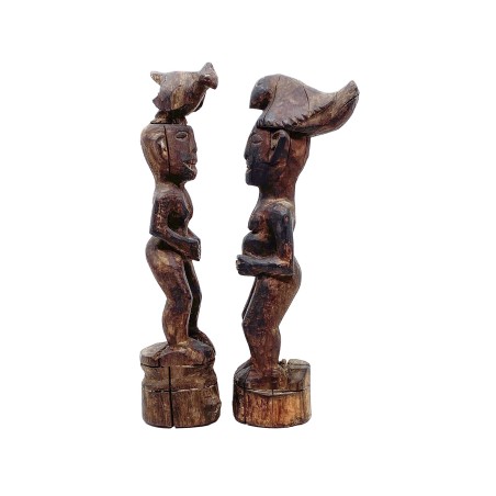 Statues primitives couple et coiffes oiseaux sur la tête en bois tendre