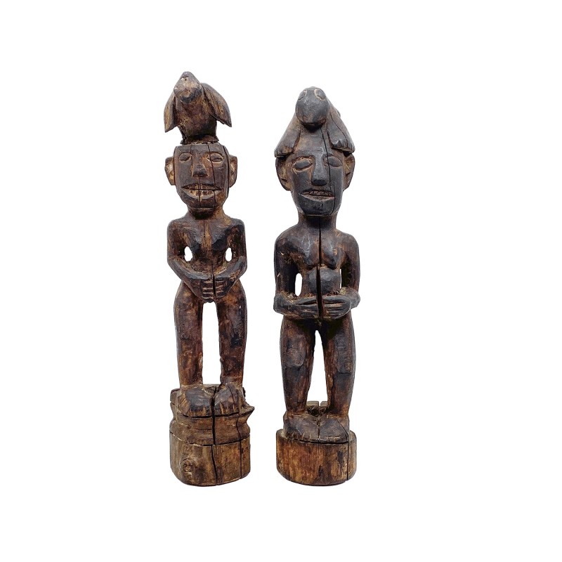 Statues primitives couple et coiffes oiseaux sur la tête en bois tendre