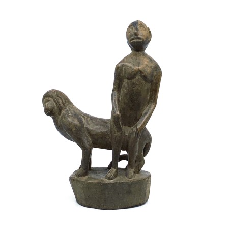 Statue primitive homme assis sur animal en bois tendre
