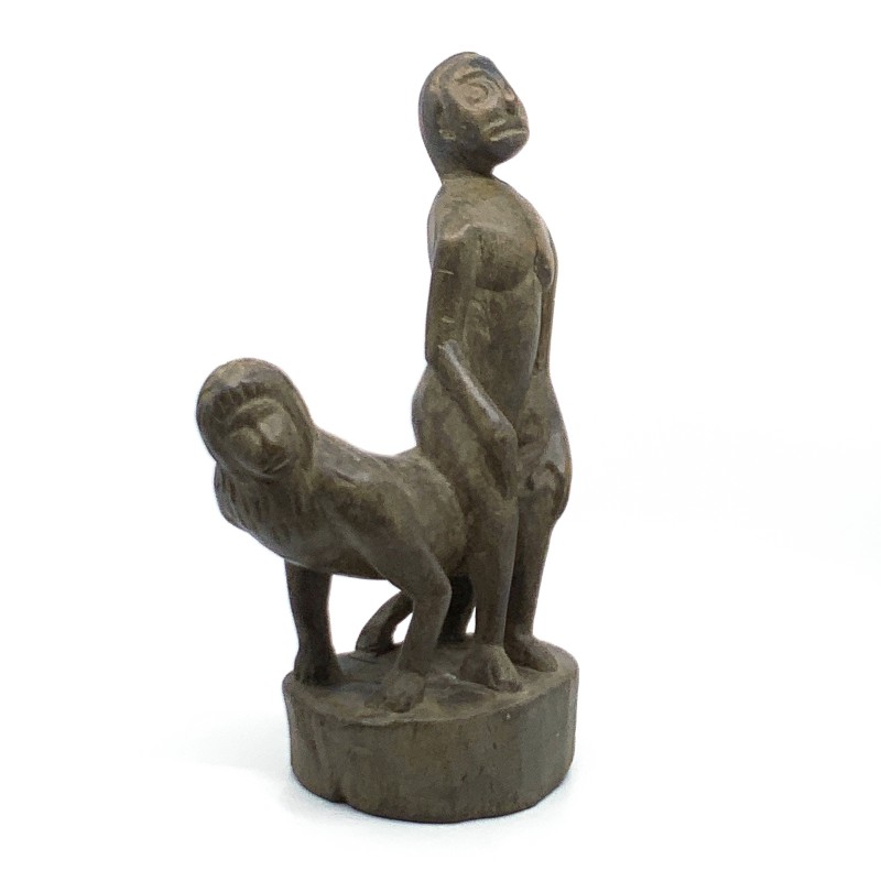 Statue primitive homme assis sur animal en bois tendre