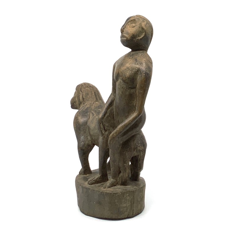 Statue primitive homme assis sur animal en bois tendre