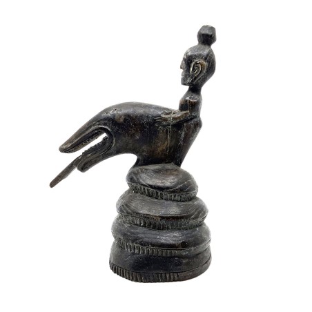 Statue primitive en bois homme chevauchant un serpent