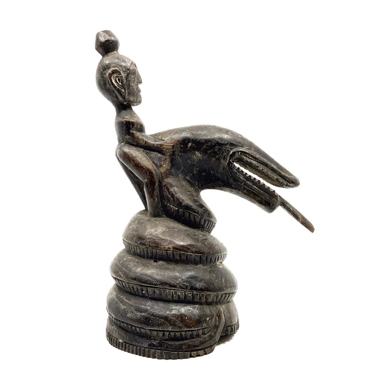 Statue primitive en bois homme chevauchant un serpent
