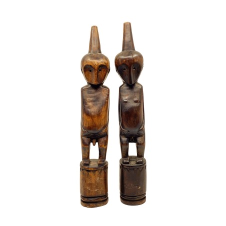 Statues anciennes paire homme femme mains sur le bas ventre en bois dur île de Florès ethnie Ngada