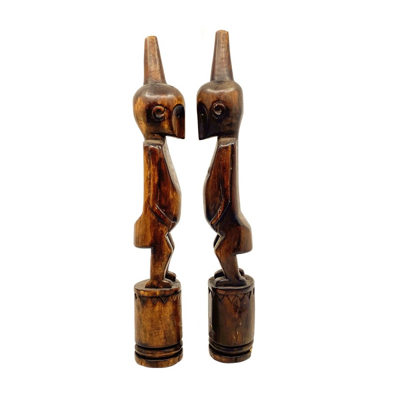 Statues anciennes paire homme femme mains sur le bas ventre en bois dur île de Florès ethnie Ngada