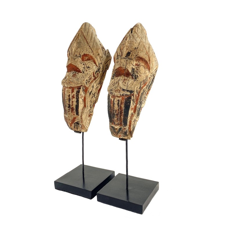 Statues anciennes paire de Singas  figures  protectrices fixés sur les maisons Batak de Sumatra