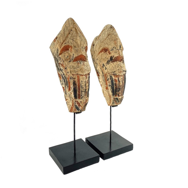 Statues anciennes paire de Singas  figures  protectrices fixés sur les maisons Batak de Sumatra