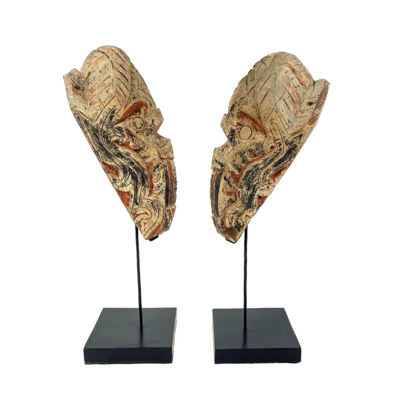 Statues anciennes paire de Singas  figures  protectrices fixés sur les maisons Batak de Sumatra