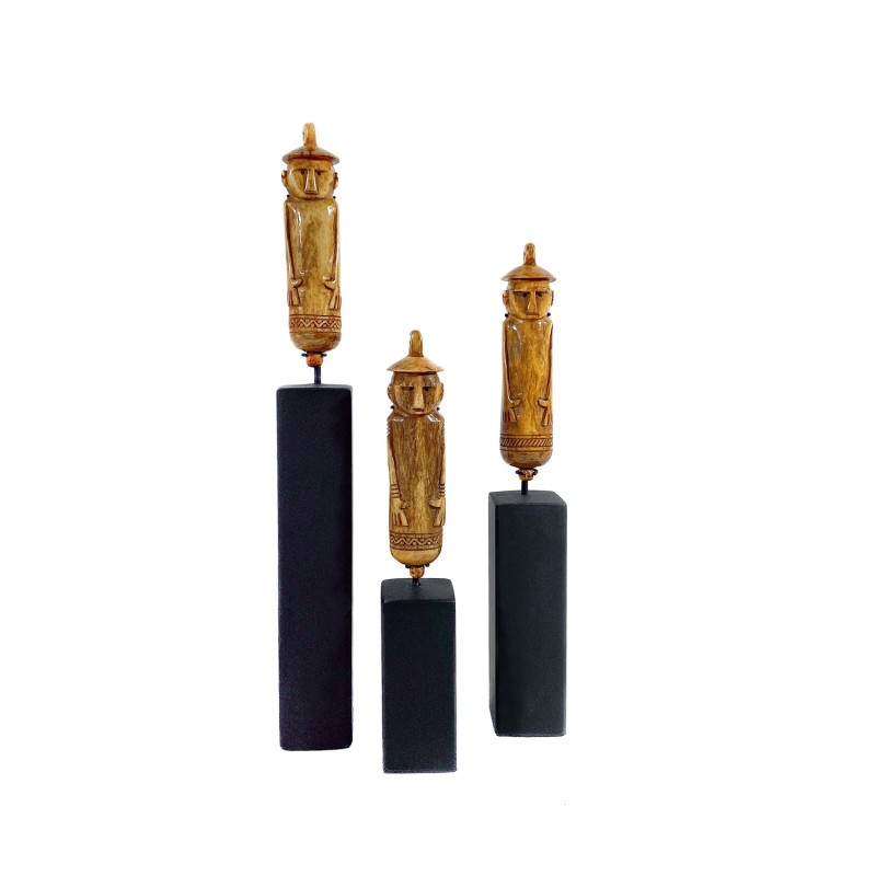 Fétiches protecteurs aux chapeaux en os de l'île de Timor