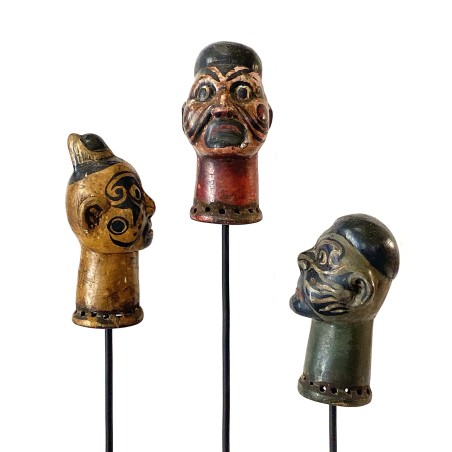 Trio de petites têtes de marionnettes chinoises anciennes Indo-chinoise nommées Potei