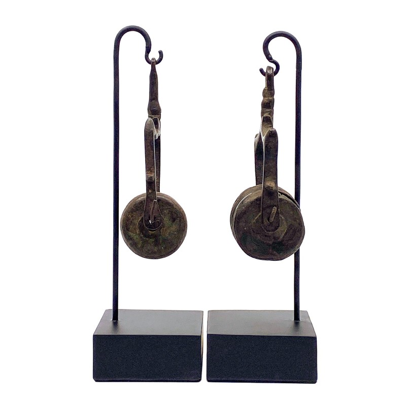 Anciennes poulies en métal de métier à tisser birman