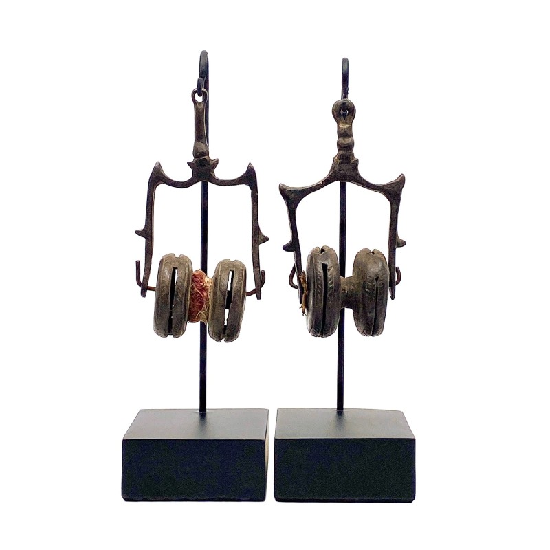 Anciennes poulies en métal de métier à tisser birman