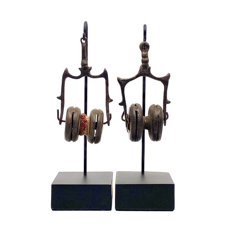 Anciennes poulies en métal de métier à tisser birman