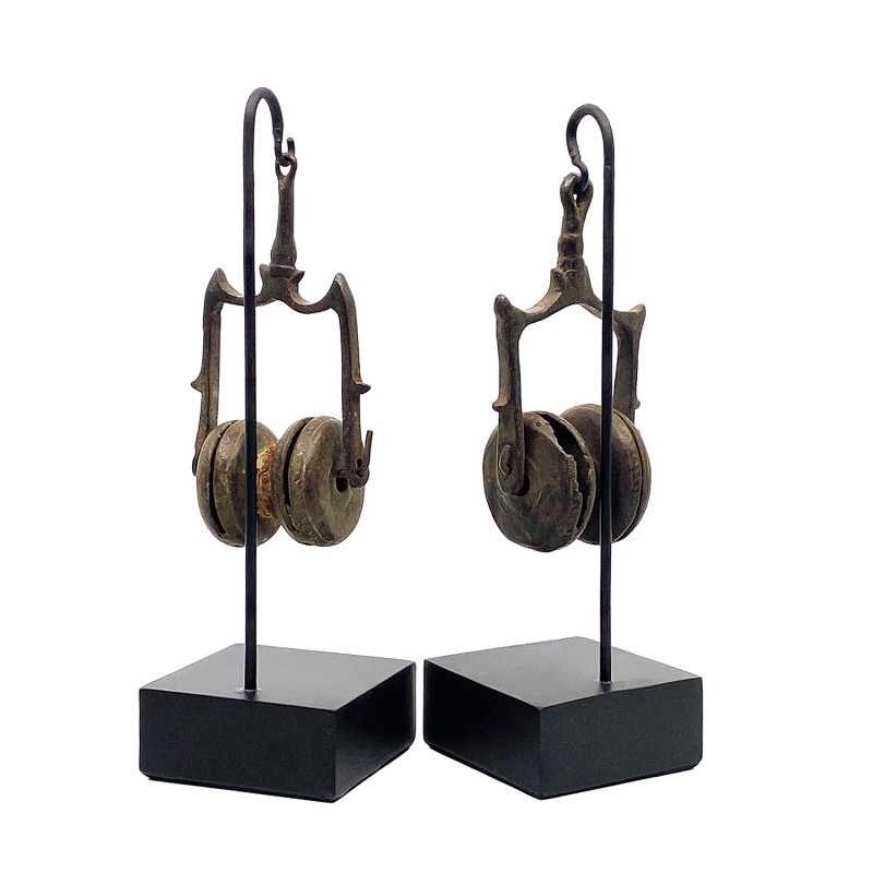 Anciennes poulies en métal de métier à tisser birman