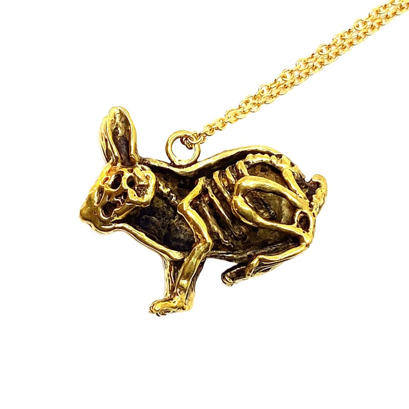 Pendentif lapin bi-face façon Mémento Mori en laiton doré