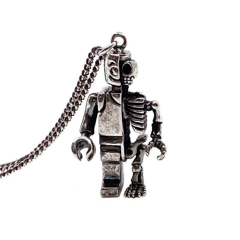 Pendentif mini robot bi-face façon Mémento Mori en laiton argenté