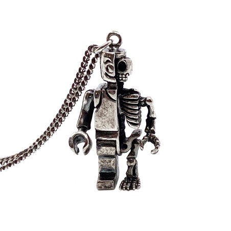 Pendentif mini robot bi-face façon Mémento Mori en laiton argenté
