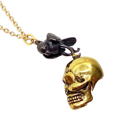 Pendentif tête de mort et son corbeau façon Mémento Mori en laiton doré
