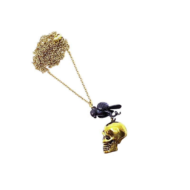 Pendentif tête de mort et son corbeau façon Mémento Mori en laiton doré