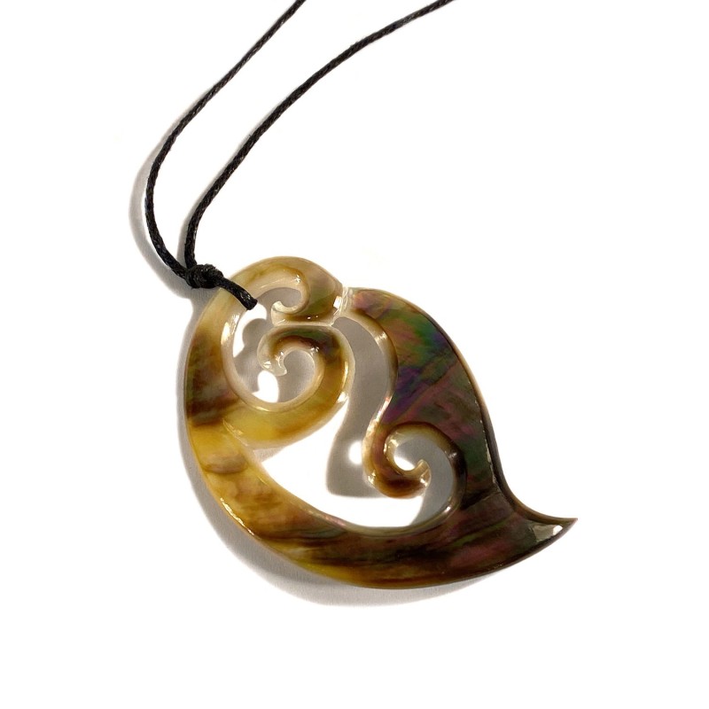 Pendentif au motif stylisé en coquillage poli
