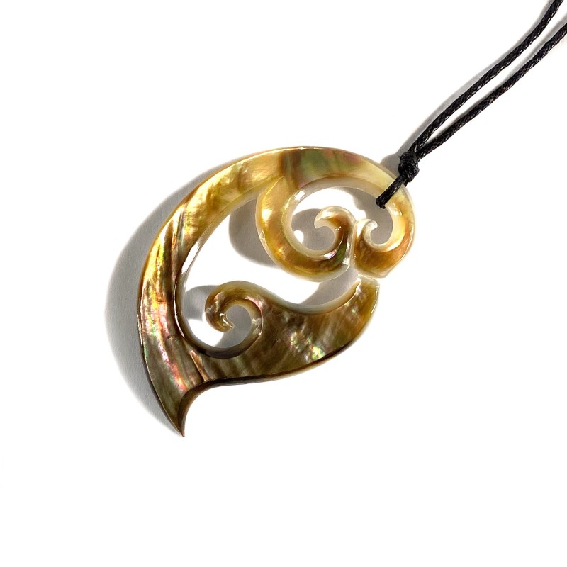 Pendentif au motif stylisé en coquillage poli