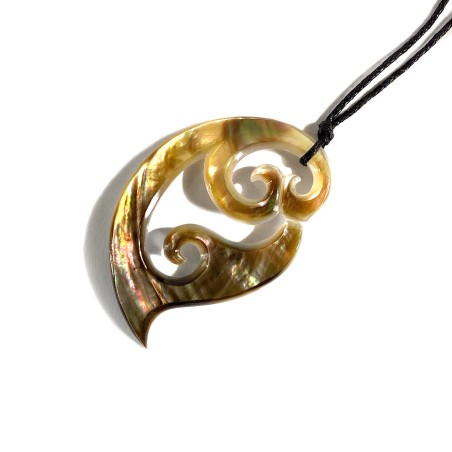 Pendentif au motif stylisé en coquillage poli