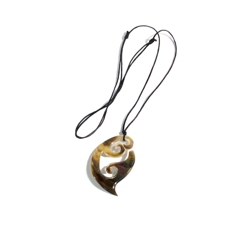 Pendentif au motif stylisé en coquillage poli