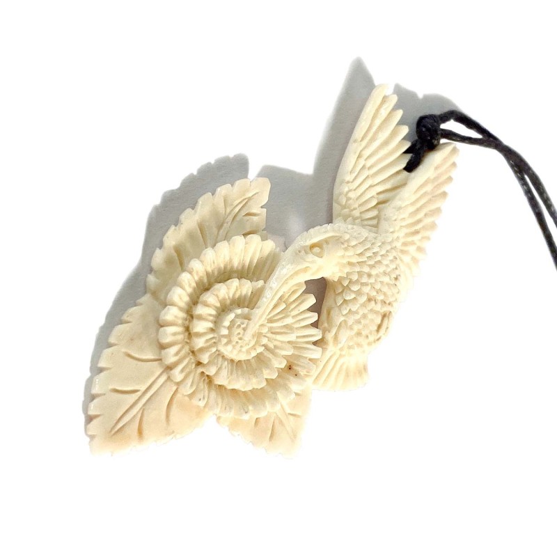 Pendentif oiseau colibri sculpté finement dans de l'os