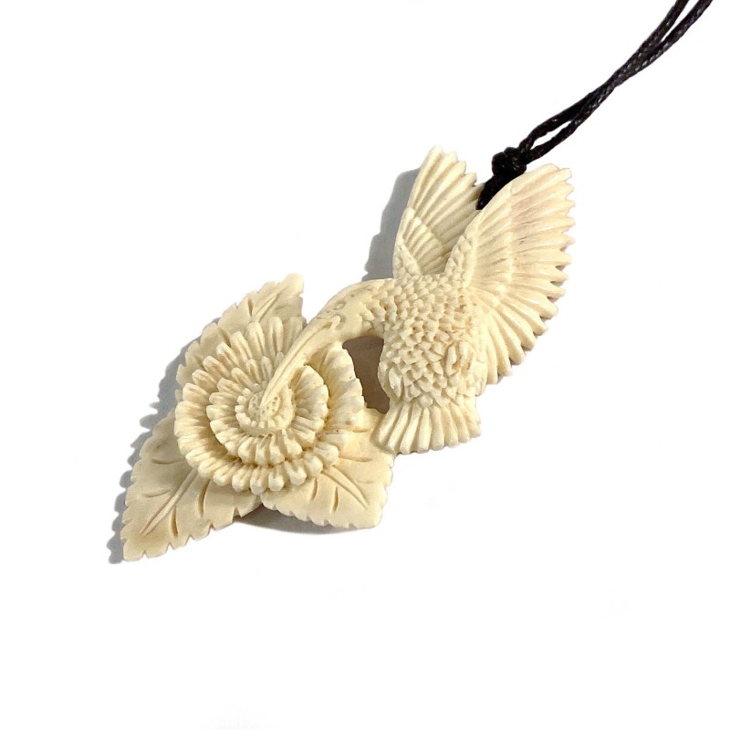 Pendentif oiseau colibri sculpté finement dans de l'os
