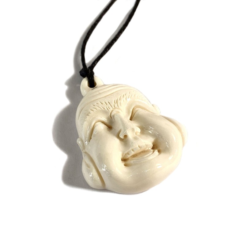 Pendentif tête Bouddha rieur sculpté finement dans de l'os
