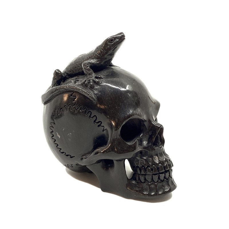 Crâne sculpté en corne et son lézard