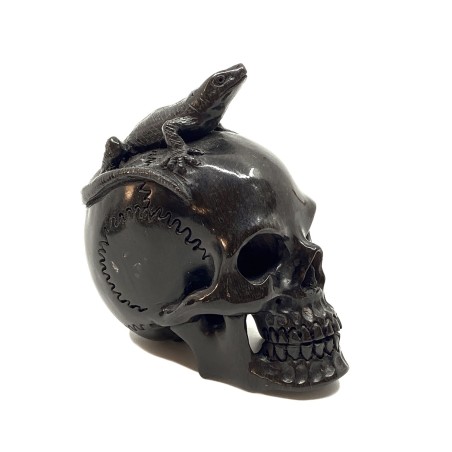 Crâne sculpté en corne et son lézard