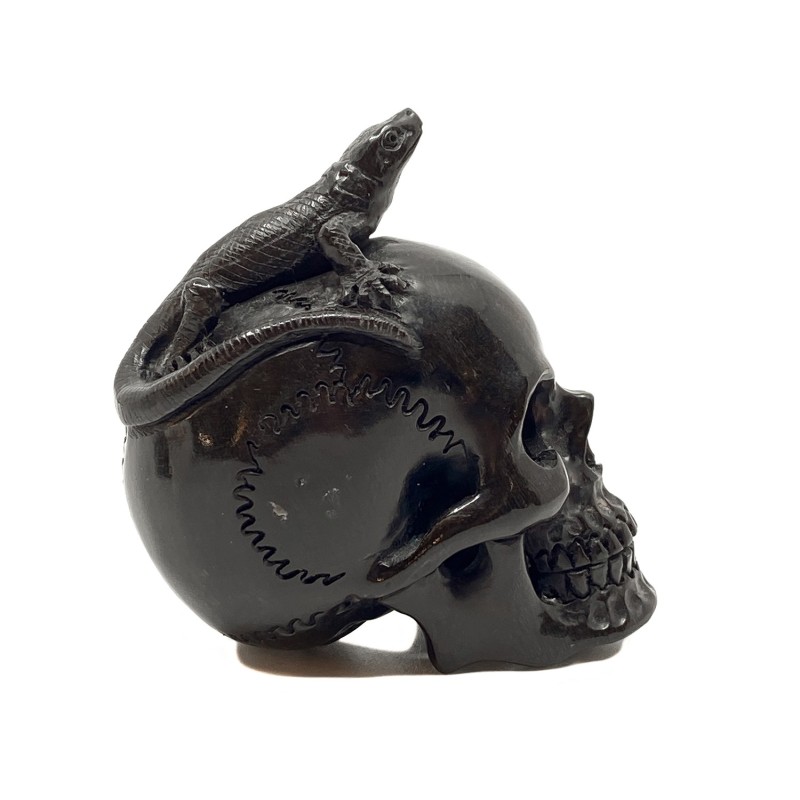 Crâne sculpté en corne et son lézard