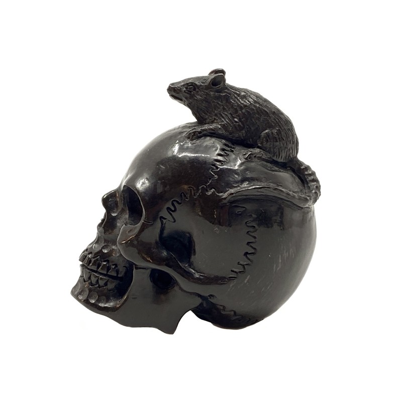 Crâne sculpté en corne et son rat