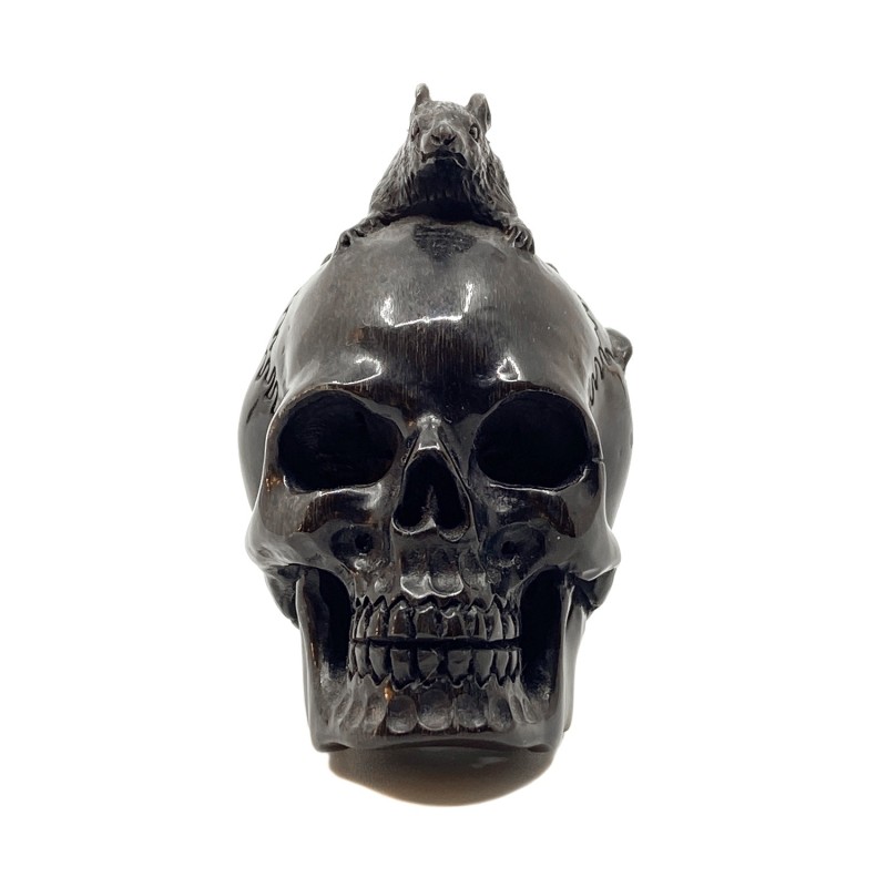 Crâne sculpté en corne et son rat