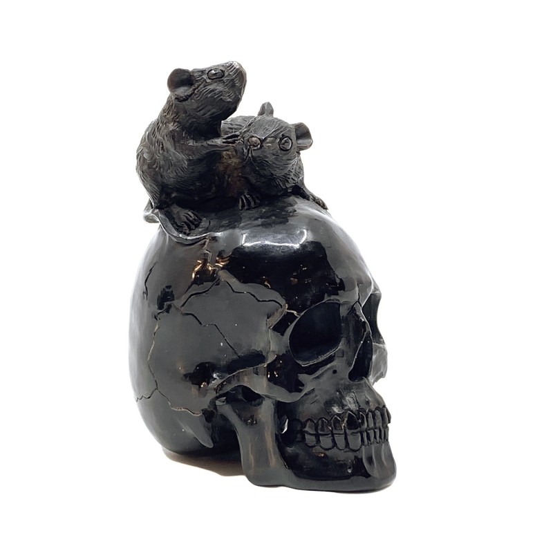 Crâne sculpté en corne et ses deux rats joueurs