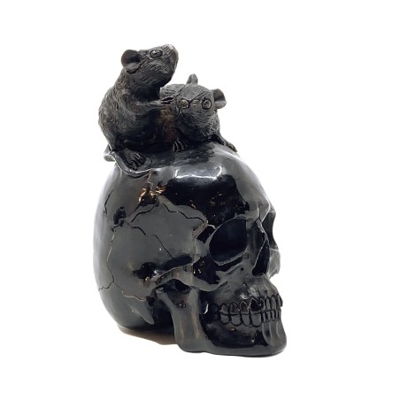 Crâne sculpté en corne et ses deux rats joueurs