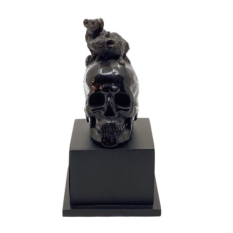 Crâne sculpté en corne et ses deux rats joueurs