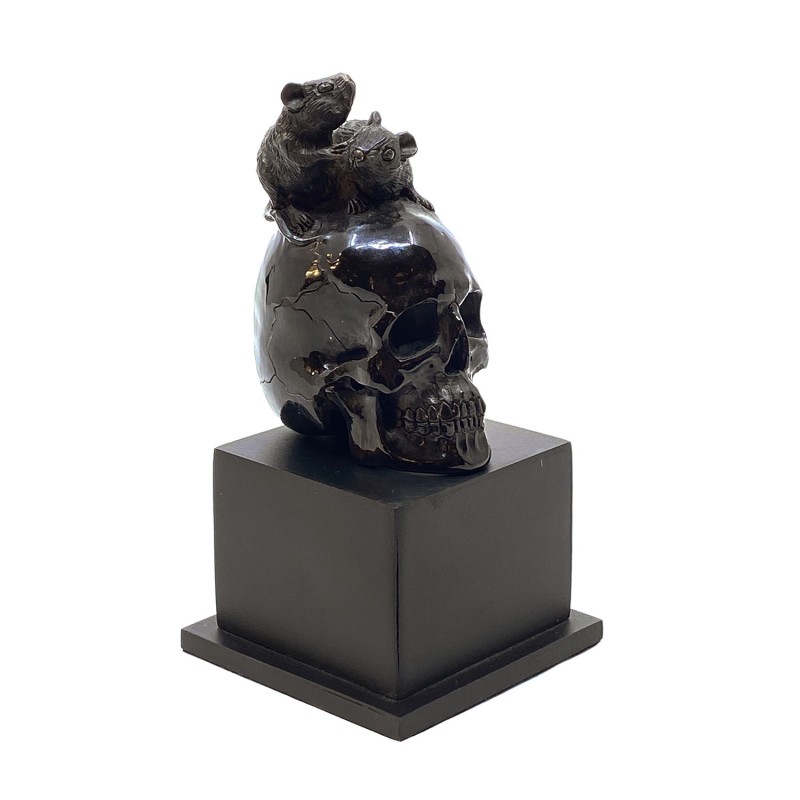 Crâne sculpté en corne et ses deux rats joueurs