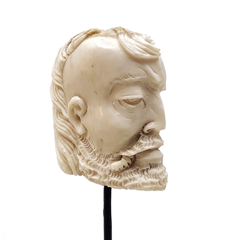 Crâne double sculpté corne chevreuil façon Mémento Mori