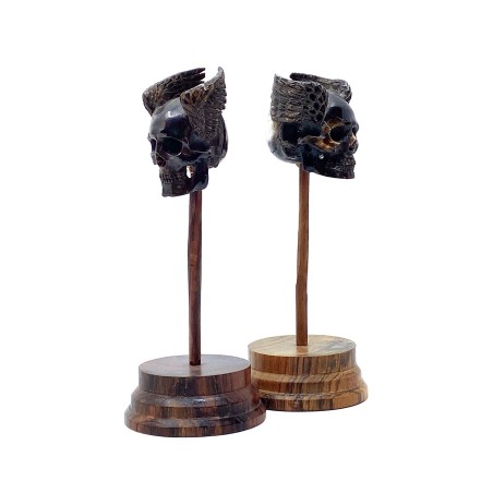 Crânes ailés sculptés finement dans de la corne socle bois tourné