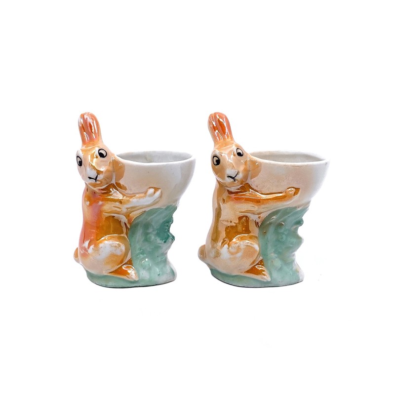 Paire mini vases ou coquetiers en porcelaine et leur lapin