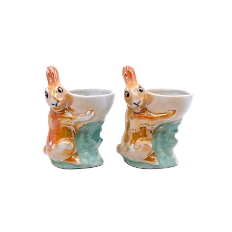 Paire mini vases ou coquetiers en porcelaine et leur lapin