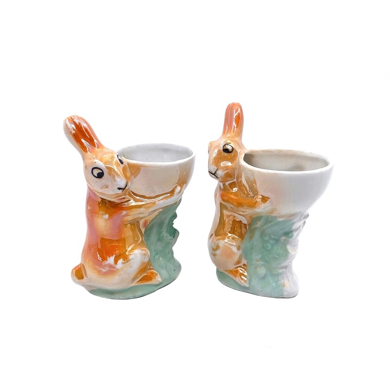 Paire mini vases ou coquetiers en porcelaine et leur lapin