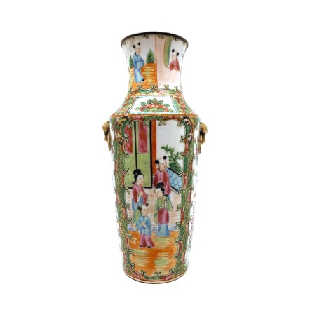 Vase chinois aux personnages en porcelaine