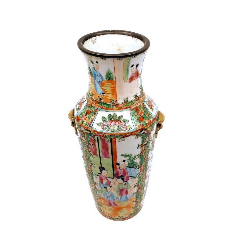 Vase chinois aux personnages en porcelaine